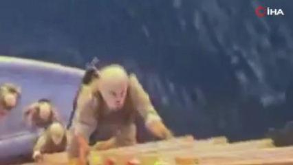  İran, H&uuml;rm&uuml;z Boğazı&rsquo;nda 2 gemiye el koyduğu operasyonun g&ouml;r&uuml;nt&uuml;lerini yayınladı