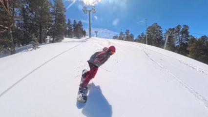 Kars&rsquo;ta bahar ortasında snowboard macerası: Bayraktepe Zirvesi'ne zorlu tırmanış