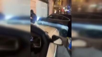 L&uuml;ks otomobil yayaların arasına daldı: Sosyal medya &uuml;nl&uuml;s&uuml; ağır yaralandı