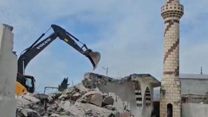 Maraş depremlerinde hasar g&ouml;ren cami yıkıldı