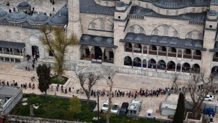 Metrelerce kuyruk oluştu: Restorasyonu tamamlanan Sultanahmet Camii&rsquo;ne ilgi b&uuml;y&uuml;k