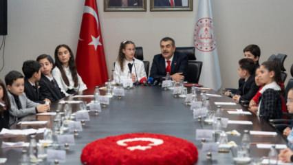 Milli Eğitim Bakanlığı koltuğuna 11 yaşındaki Defne oturdu