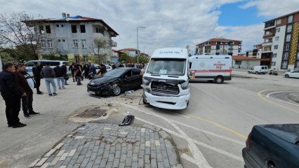Tokat&rsquo;ta servis minib&uuml;s&uuml; otomobille &ccedil;arpıştı: 10 yaralı