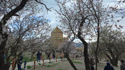 &Ouml;nceden gelmediklerine pişman oldular: Akdamar Adası&rsquo;na yoğun ilgi