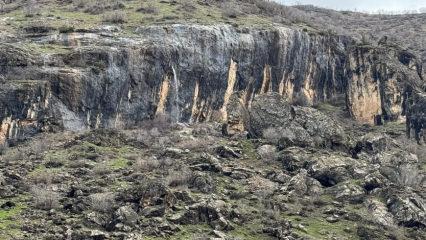 Şırnak&rsquo;ta şaşırtan manzara: 20 metre y&uuml;ksekteki kayanın i&ccedil;inden su fışkırıyor