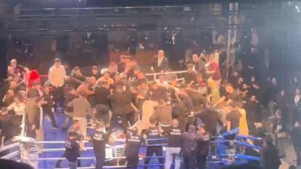 Sonunda bu da oldu! Boks ma&ccedil;ında izleyiciler ringde sporcuları d&ouml;vd&uuml;