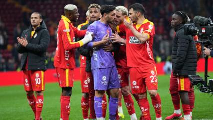 Taraftarlar &ouml;nce ıslıkladı! Ma&ccedil;tan sonra destek verdiler