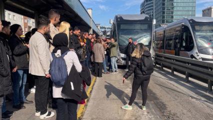 Vatandaş &ccedil;ileden &ccedil;ıktı: Metrob&uuml;s&uuml;n &ouml;n&uuml;n&uuml; kestiler!