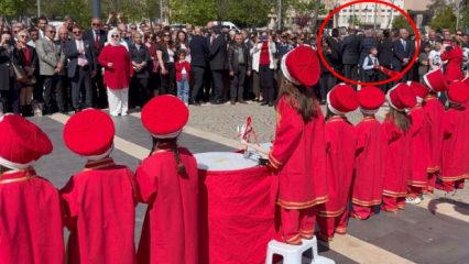 Yine CHP yine skandal: 23 Nisan t&ouml;reninde &ccedil;ocukların mehter g&ouml;sterisine sırt d&ouml;nd&uuml;ler...