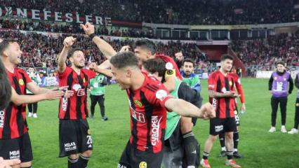 T&uuml;rk futbolunun efsanesi turu &ccedil;evirdi! Zaferi &ccedil;iftetelliyle kutladı