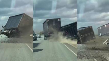 Şiddetli r&uuml;zgar kamyon devirdi: Havada par&ccedil;alandı
