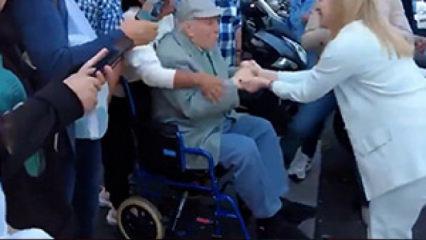  İtalya Başbakanı Meloni &ccedil;ocukluğunu ge&ccedil;irdiği mahallede eski komşusuyla hasret giderdi