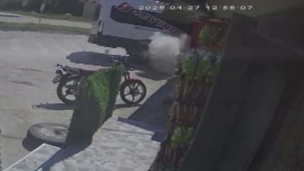 Amasya'da iki gen&ccedil; kızın kıl payı kurtulduğu kaza kamerada