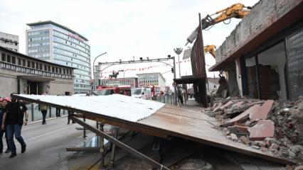 Ankara'da binanın &ouml;n&uuml;ndeki platform yıkıldı: 3 yaralı