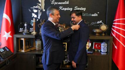 Arif Kocabıyık CHP'ye transfer oldu! Rozetini &Ouml;zg&uuml;r &Ouml;zel taktı! Partililer isyan etti