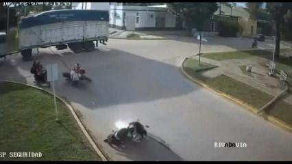 Arjantin'de kamyonun kopardığı kablo motosikletliye dolandı