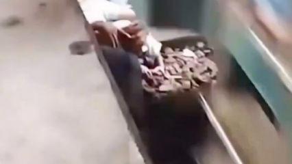 Bangladeş'te t&uuml;yleri diken diken eden anlar! Baba ve oğlu trenin altında kaldı