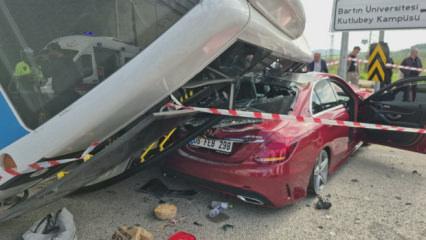 Bartın'da halk otob&uuml;s&uuml; otomobilin &uuml;zerine devrildi: 44 yaralı