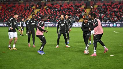 Beşiktaş'ta ma&ccedil; &ouml;ncesi sakatlık! İlk 11'den &ccedil;ıkarıldı