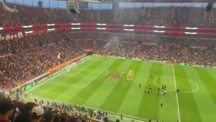 Final ma&ccedil;ı gibi antrenman! Eski yıldızlar akın etti: Tam 30 bin kişi izledi