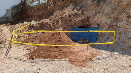 Hatay'da belediyenin kazısında kaya mezarı bulundu