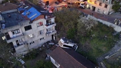 İstanbul'da feci kaza: Servis aracı, evin &ccedil;atısına d&uuml;şt&uuml;! 
