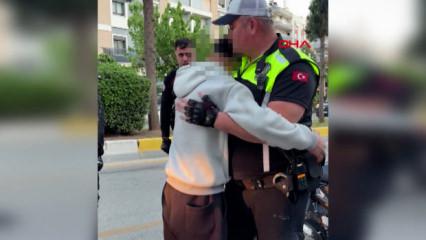Ka&ccedil;an motosiklet s&uuml;r&uuml;c&uuml;s&uuml;, kazadan sonra polise sarılıp ağladı