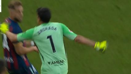 Kaleci kırmızı kart g&ouml;rd&uuml;! Rakibine yumruk attı