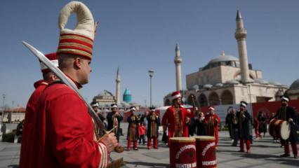 Konya B&uuml;y&uuml;kşehir Mehter Takımı ile şehrin meydanlarında mehter coşkusu s&uuml;r&uuml;yor