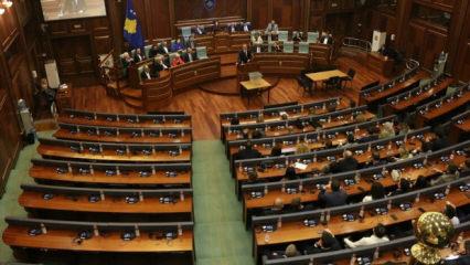 Kosova'da cumhurbaşkanını se&ccedil;ilemedi! Meclis feshedildi