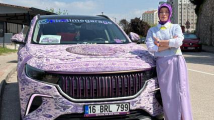 Mor tutkunu kadın Togg aracını ultraviyole ışıkta parlayan halıyla kaplattı