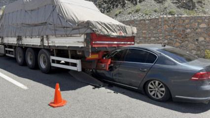 Mucize kurtuluş! Aracıyla TIR'ın altına girdi, burnu bile kanamadı