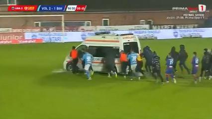Romanya'da sahada ilerleyemeyen ambulansı futbolcular itekledi!