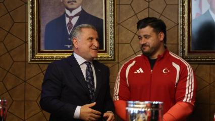 Şampiyon g&uuml;reş&ccedil;ilerden Bakan Bak'a ziyaret!