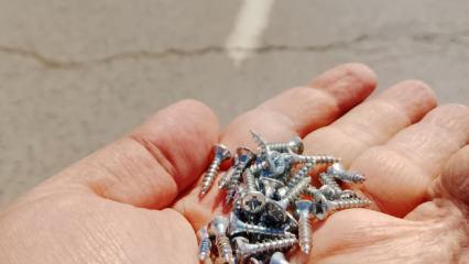 Silivri'de vida kabusu: Etrafa sa&ccedil;ılan vidalar lastikleri patlattı, yol 2 saat kapandı