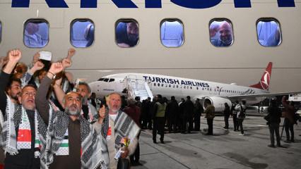 Sumud Filosu aktivistlerini taşıyan u&ccedil;ak İstanbul Havalimanı'na indi