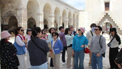 T&uuml;rk dizisi izleyen buraya akın ediyor! İpek Yolu&rsquo;ndaki en b&uuml;y&uuml;k hana yoğun ilgi
