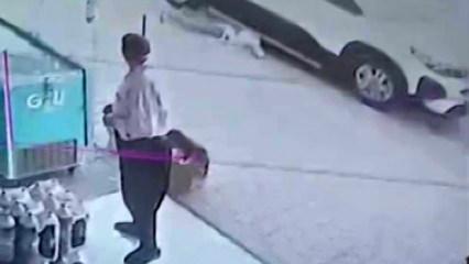 Vatandaş son anda yetişti! Arabanın altına giren &ccedil;ocuk &ouml;l&uuml;mden kıl payı kurtuldu