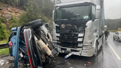 3 ara&ccedil;lık zincirleme kaza: Otomobil un ufak oldu! 1 &ouml;l&uuml;, 5 yaralı!