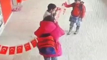 Erzurum'da y&uuml;rek ısıtan an: Yere d&uuml;şen bayrağı asamadılar ama yerde de bırakmadılar 