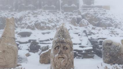 Mayıs ayında kar s&uuml;rprizi: Nemrut Dağı'na lapa lapa yağdı 