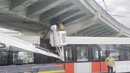 Kabataş-Bağcılar tramvay hattında arıza: &Uuml;st ge&ccedil;ide takıldı!