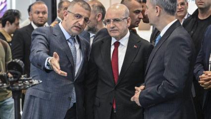 Bakan Şimşek&rsquo;ten SAHA 2026'ya ziyaret: "Savunma sanayii ekonominin motoru olacak!"