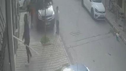 Bı&ccedil;aklı saldırgan sokakta &ccedil;ocukları, binada komşuları hedef aldı!