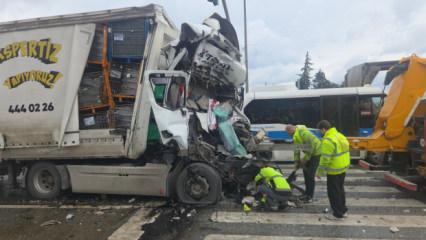 Bursa'da Tır tankere &ccedil;arptı: S&uuml;r&uuml;c&uuml; korkun&ccedil; şekilde can verdi