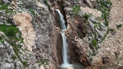 &Ccedil;ifte şelale g&ouml;renleri mest etti: Adıyaman&rsquo;da şelaleler &ccedil;ağlayana d&ouml;n&uuml;şt&uuml;
