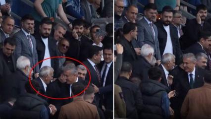 Dikkat &ccedil;eken g&ouml;r&uuml;nt&uuml;: Ahmet T&uuml;rk, kendisi yerine kayyum atanan Vali Akkoyun ile yan yana 