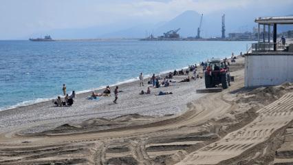 İş makineleri plajda, turistler denizde! D&uuml;nyaca &uuml;nl&uuml; sahilde tepki &ccedil;eken &ccedil;alışma