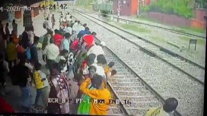 Hindistan'da raylardan ge&ccedil;meye &ccedil;alışan iki kadın feci şekilde hayatını kaybetti