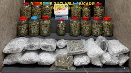 İzmir'de 39 kilo kokain, 21 kilo skunk ele ge&ccedil;irildi; 4 tutuklama